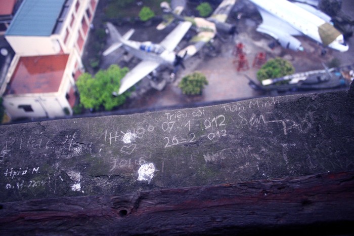 Bệ cửa sổ trên đỉnh Cột cờ cũng được ghi dấu chi chít.